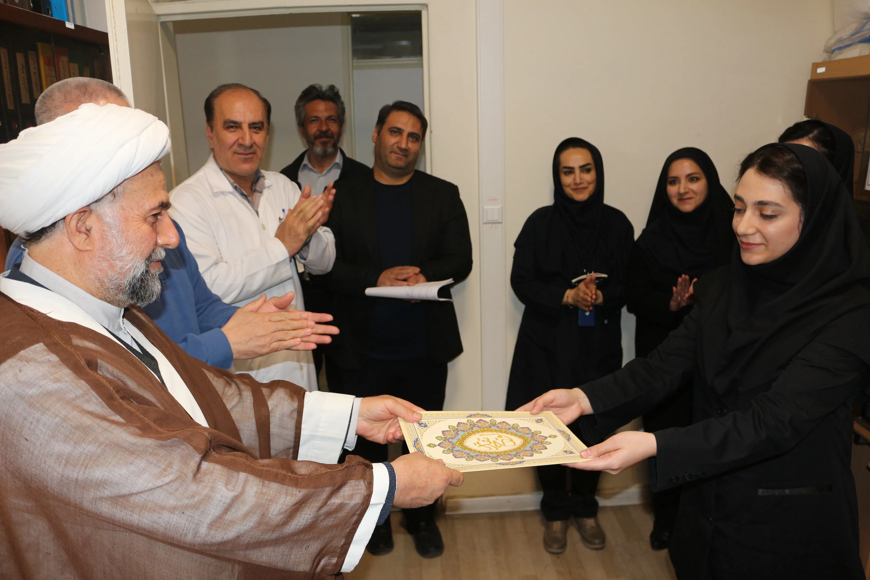 تقدیر از مسئول و کارشناس بهداشت حرفه ای مرکز آموزشی درمانی شهداء تبریز به مناسبت گرامیداشت روز جهانی  بهداشت حرفه‌ای و ایمنی محیط کار